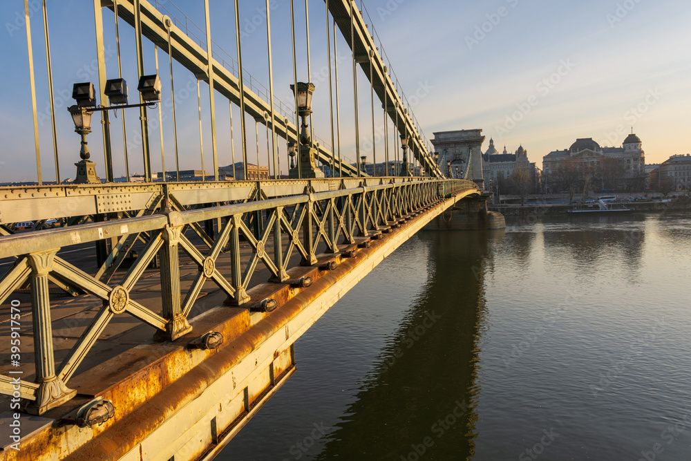 Obraz premium Széchenyi Chain Bridge and area in Budapest
