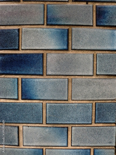 紺と灰色のタイル壁