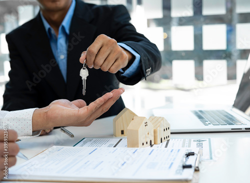 Fotografia Real estate agents hold house keys for clients after entering into insurance contracts or recovering property or buying property