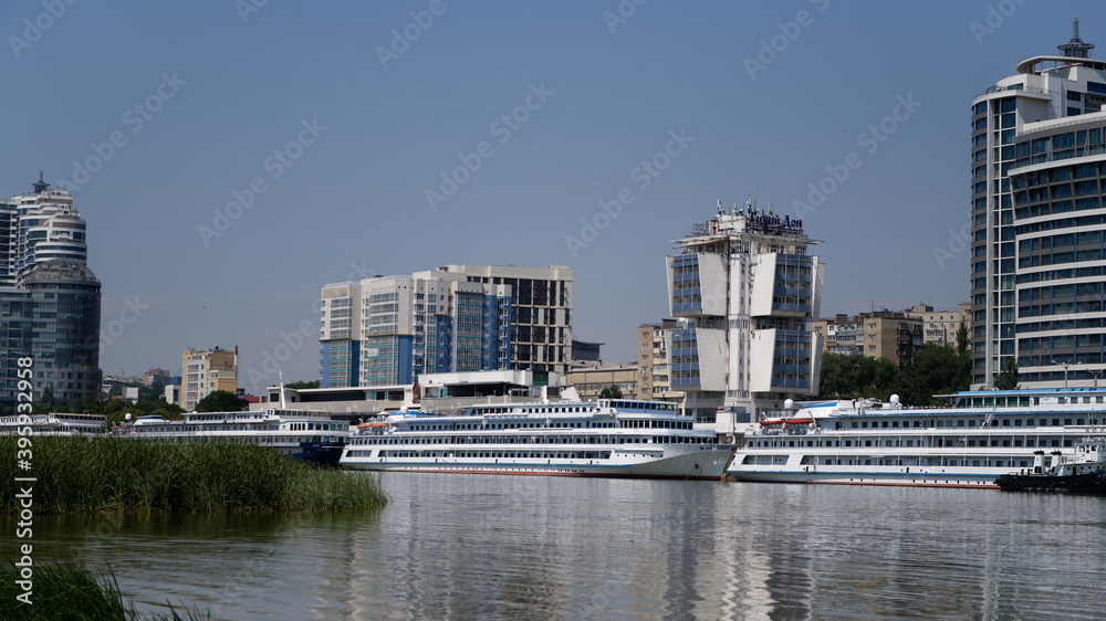 Obraz premium Ships on the Don river, view from the left bank