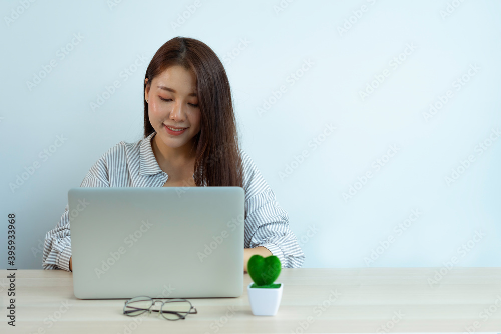An Asian female finance worker checks data from a laptop. That shows the company's profitability report To keep the information presented to her boss, performance audit ideas, and financial business. An Asian female finance worker checks data from a laptop. That shows the company's profitability report To keep the information presented to her boss, performance audit ideas, and financial business.