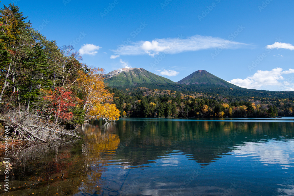 秋のオンネトー（北海道・足寄町） 　湖、紅葉（赤、黄色）、雌阿寒岳、阿寒富士