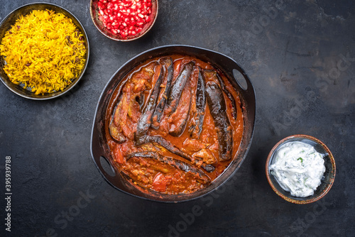 Persischer Modern Style Slow Cooked Lamm Auberginen Eintopf Khoresh Bademjan serviert mit Reis und Jogurt als Draufsicht in einem Design Topf photo