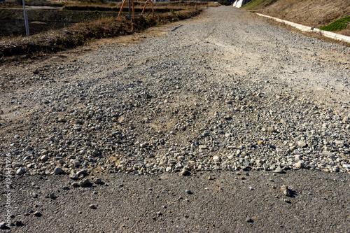舗装される前の砂利の道路の写真