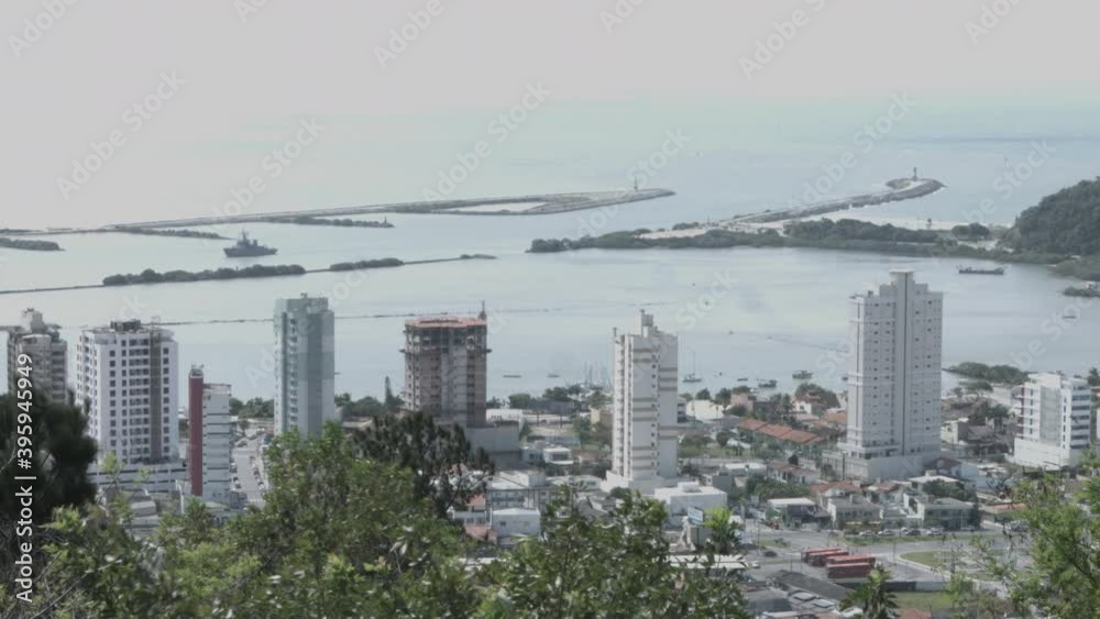 Timelapse diurno dos Molhes da Barra em Itajaí, SC. Foz do Rio Itajaí-Açu. 4k. 