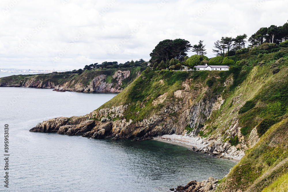 Fotografie The cliffs of Howth during a cloudy day