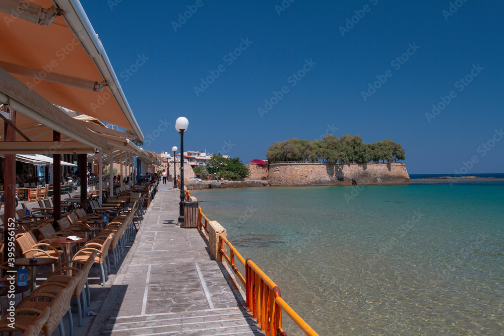 Obraz premium surface of blue clear sea and waves on the surface and stones on the sea shore during the day