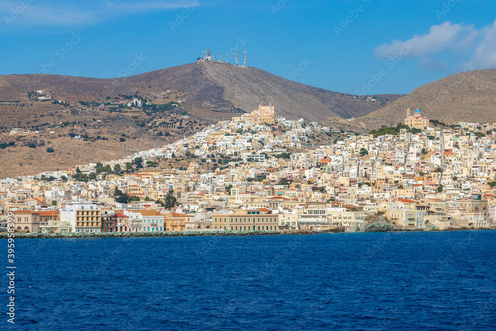 Φωτογραφία Die Hauptstadt der griechischen Kykladeninsel Syros mit dem großen Fährhafen