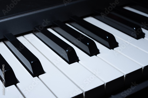 Be playing the paino instrument , Musical idea