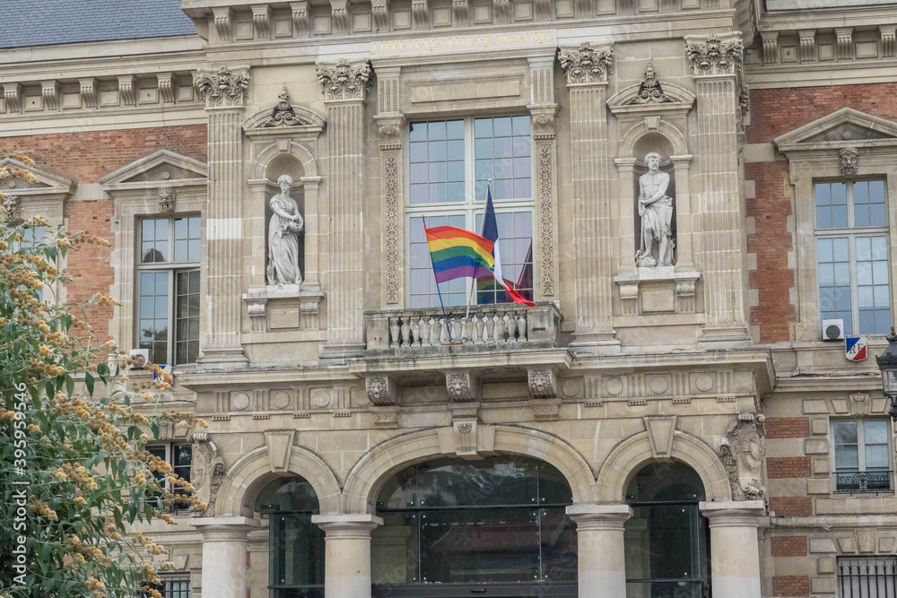 Drapeau lgbt sur le fronton de la mairie du 19eme arrondissement
