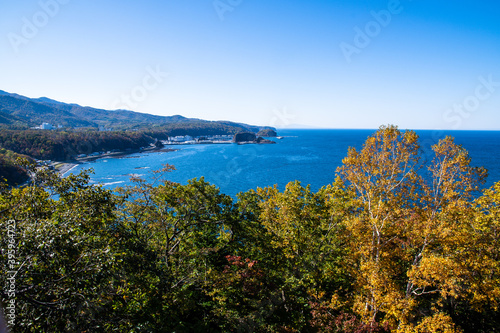 秋の知床　プユニ岬から見た朝のウトロ（北海道・斜里町・ウトロ） © tatsuo115