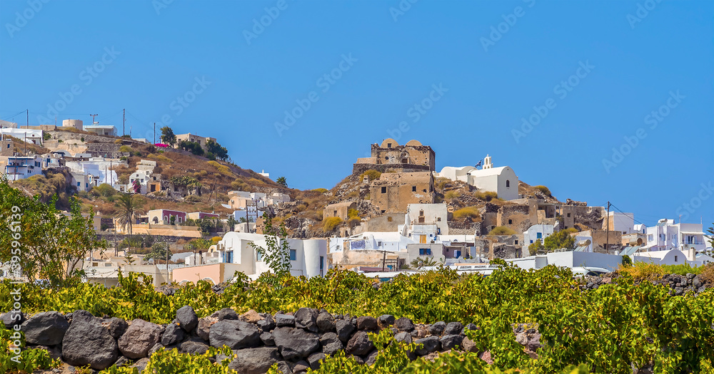 Obraz premium A view towards the settlement of Akortiri in Santorini in summertime