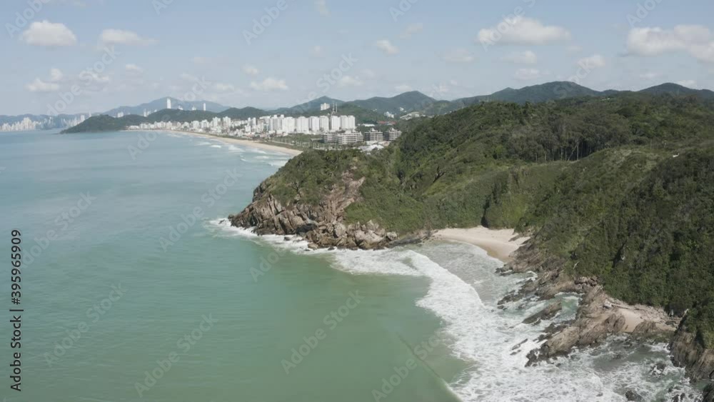 Imagens aéreas do Canto do Morcego na Praia Brava em Itajaí, Santa Catarina, Brasil. 4k. 