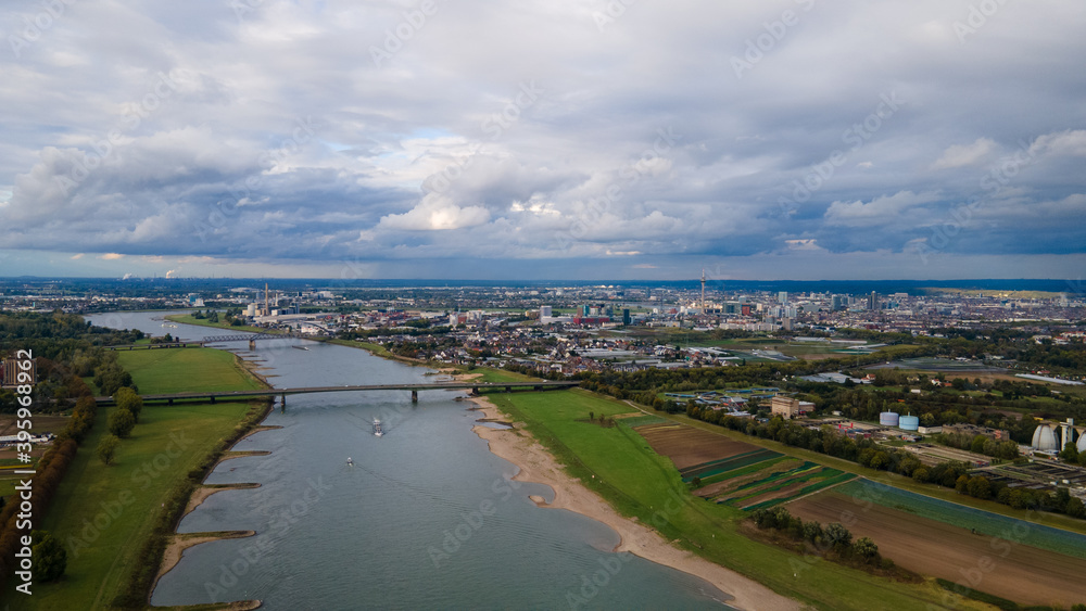 Der Rhein und die Innenstadt von Düsseldorf an einem bedeckten Tag - Drohnenperspektive Architekturfotografie
