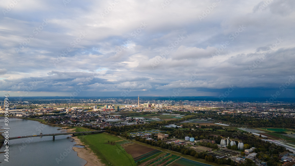 Die Stadt Düsseldorf in einem Gewitter - Drohnenperspektive Architekturfotografie