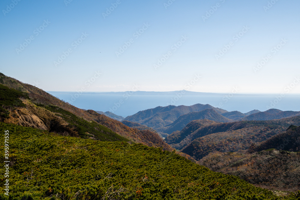 Naklejka premium 秋の知床 知床峠から見た国後島（北方領土）（北海道・羅臼町）