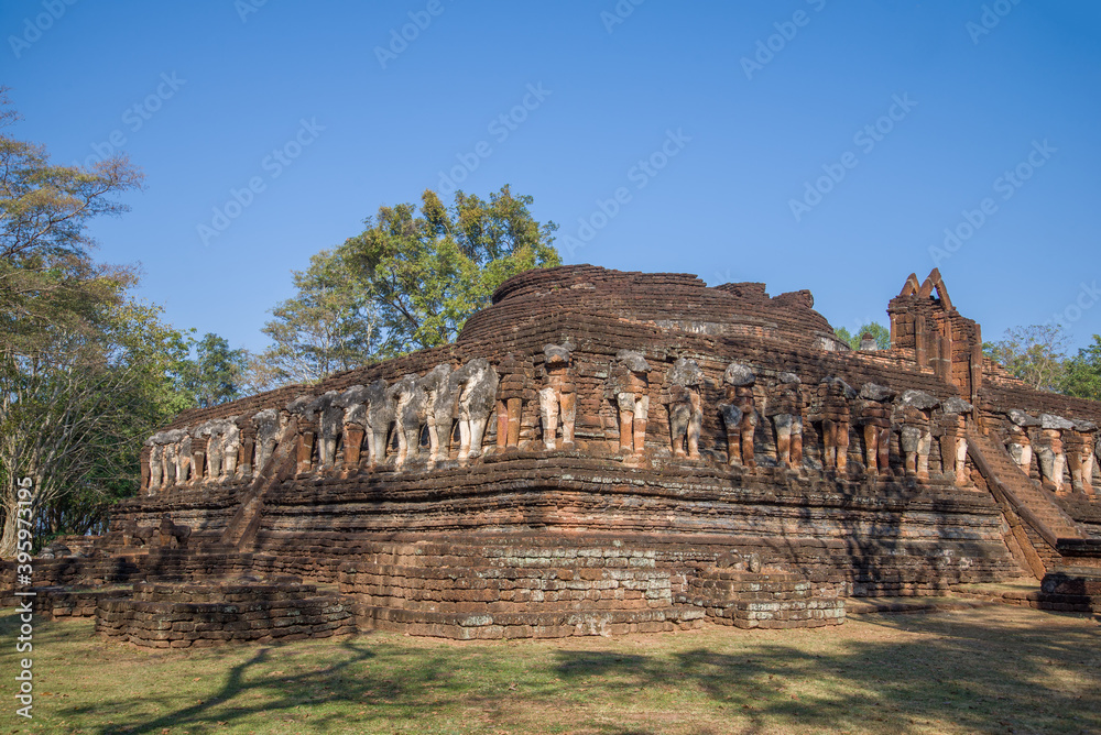 Ruins of the ancient Buddhist temple Wat Chang Rob in the historical park of Kampaeng Phet city. Thailand
