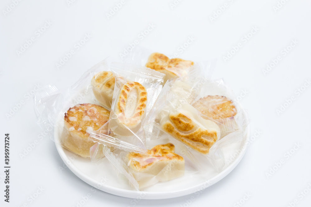 plato de figuritas de mazapán envasadas en bolsitas de plástico plato de figuritas de mazapán envasadas en bolsitas de plástico