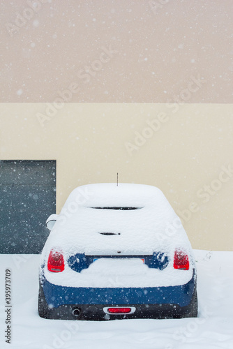 Voiture sous la neige 
