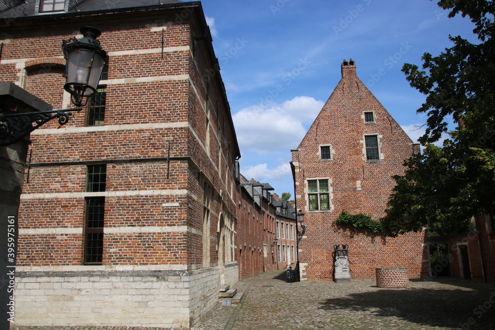Le célèbre Grand Béguinage de Louvain en Belgique avec ses rues