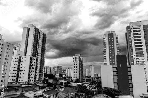 prédio preto e branco em dia nublado, na cidade de São Paulo, Brasil