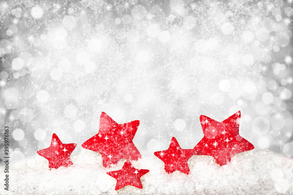 Rote Sterne auf verschneitem Bokeh Hintergrund Rote Sterne auf verschneitem Bokeh Hintergrund