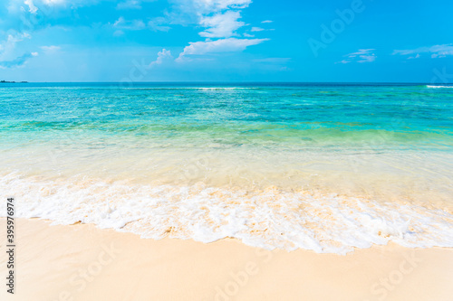 Fototapeta Naklejka Na Ścianę i Meble -  Beautiful tropical empty beach sea ocean with white cloud on blue sky