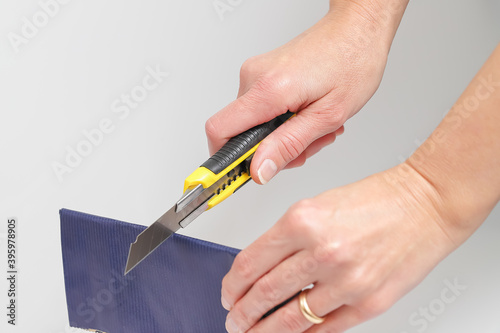 Tagliare il cartone con un taglierino
