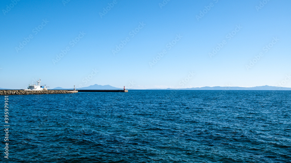 羅臼漁港と国後島（北方領土）（北海道・羅臼町）