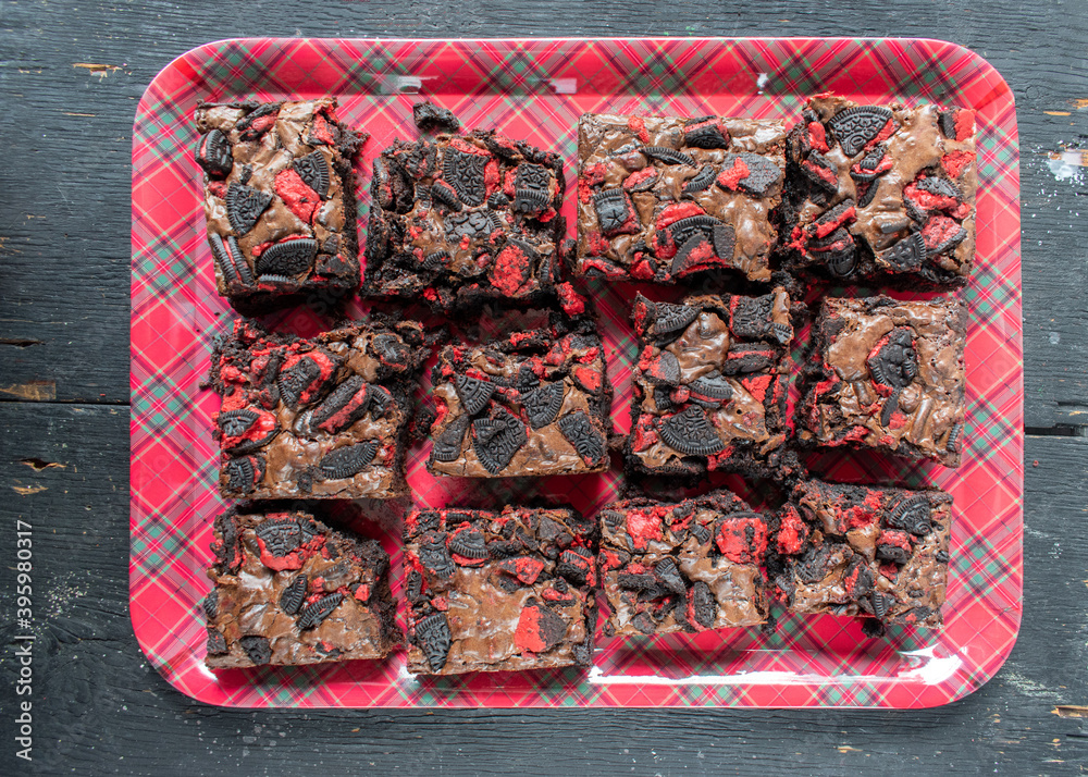 Φωτογραφία tray of dark chocolate Christmas brownies with cookies and cream top view
