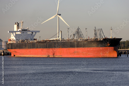 Rohöltanker im Hafen