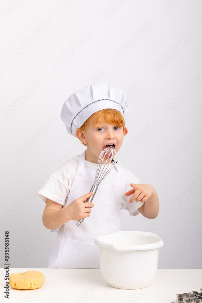 Junge mit roten Haaren hat Spaß beim Plätzchen backen. Junge mit roten Haaren hat Spaß beim Plätzchen backen.