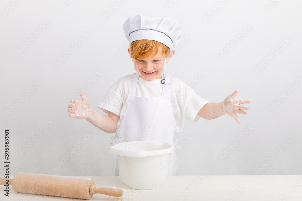 Junge mit roten Haaren hat Spaß beim Plätzchen backen. Junge mit roten Haaren hat Spaß beim Plätzchen backen.