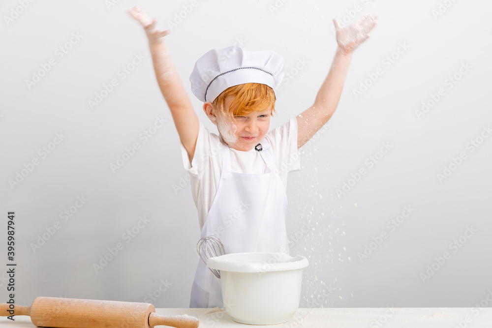 Junge mit roten Haaren hat Spaß beim Plätzchen backen. Junge mit roten Haaren hat Spaß beim Plätzchen backen.