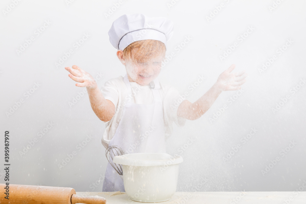 Junge mit roten Haaren hat Spaß beim Plätzchen backen. Junge mit roten Haaren hat Spaß beim Plätzchen backen.
