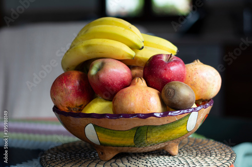 frutero con frutas del tiempo de otoño
