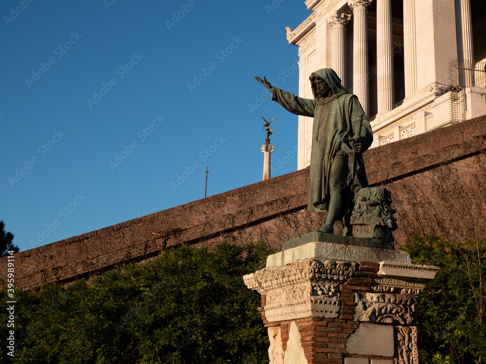 Monumento in bronzo a Cola di Rienzo. Alle Spalle Santa Maria in aracoeli e il Vittoriano.