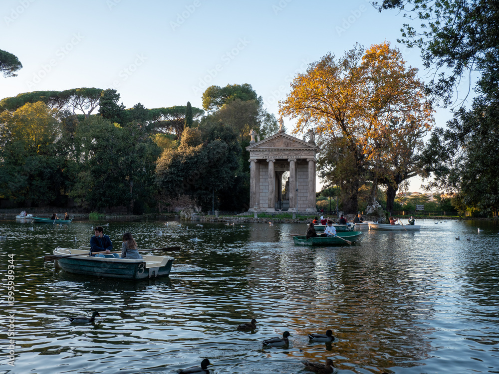 Roma Il Laghetto Di Villa Borghese Con Al Centro Il Tempio Di