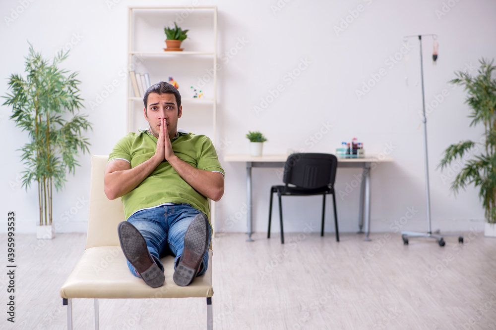 Obraz premium Young man waiting for doctor in the clinic