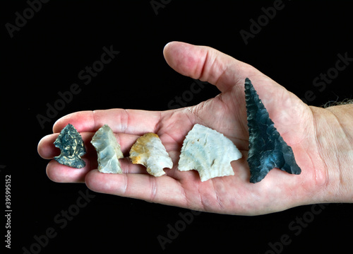 Foto A hand full of real Texas arrowheads made around 7000 years ago.