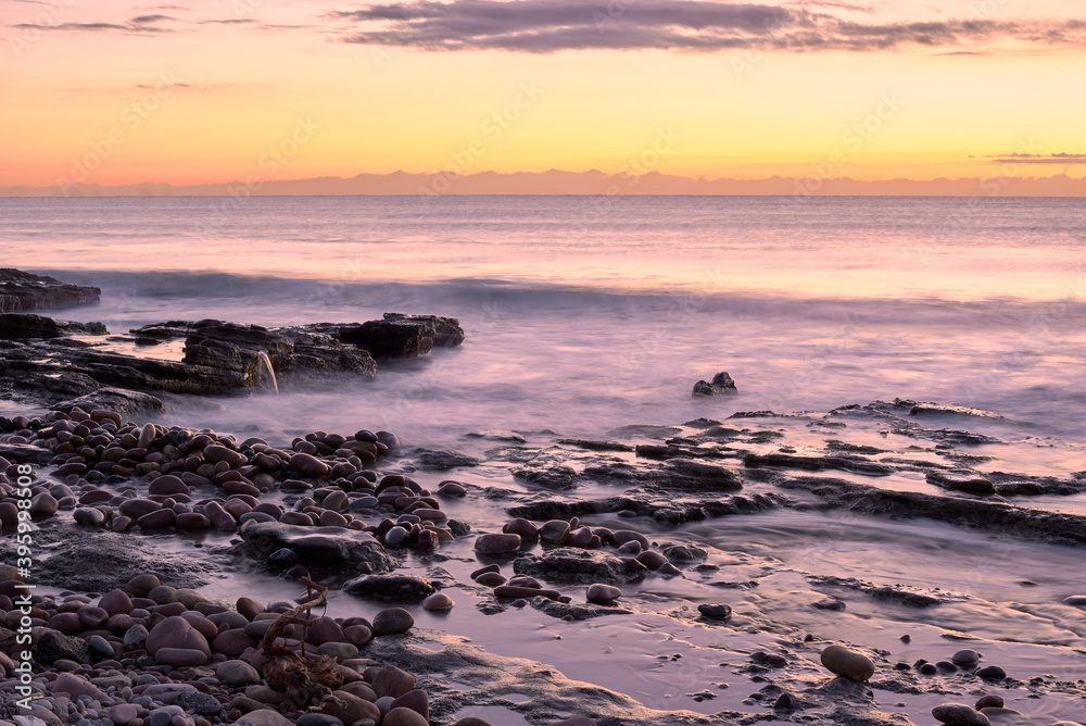 Obraz premium Sunrise on the rocky beach