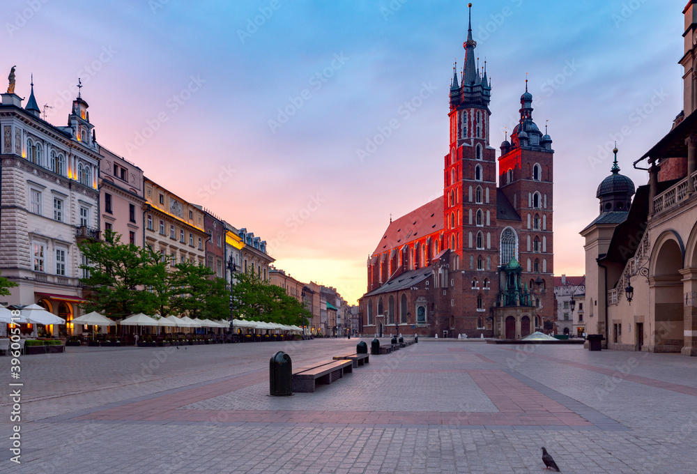 Obraz premium Krakow. St. Mary's Church and market square at dawn.