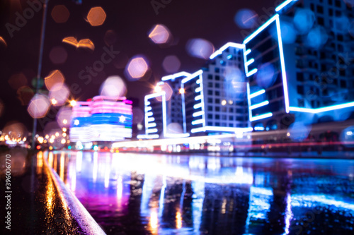 фотографія Horizontal cityscape photo of an empty city street at night during drizzly rain