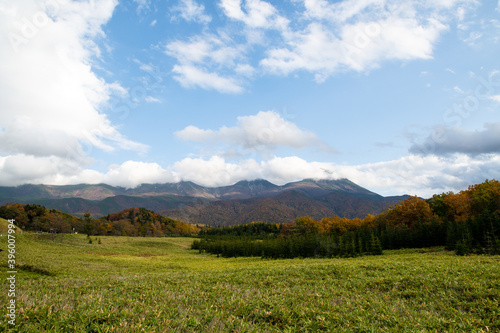 秋の知床　雲がかかった紅葉の知床連山と開拓地跡（北海道・斜里町） © tatsuo115