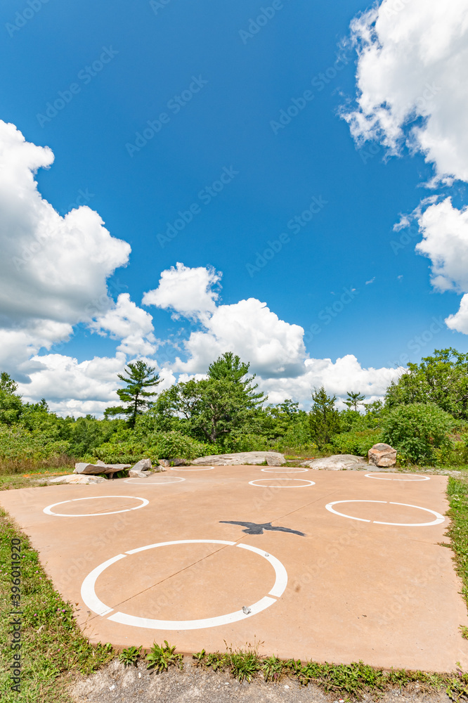 Obraz premium Dark sky preserve social distancing circles