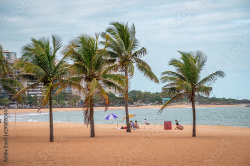 Playa paradisiaca con palmeras en verano
