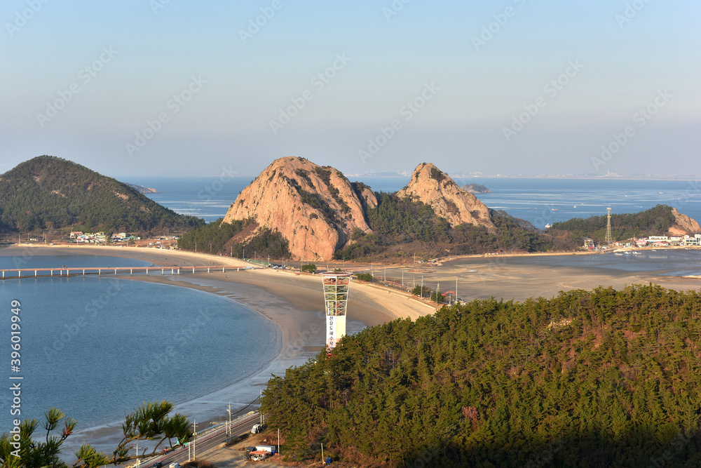 Obraz premium 한국의 아름다운 섬 전라북도 선유도의 풍경과 석양