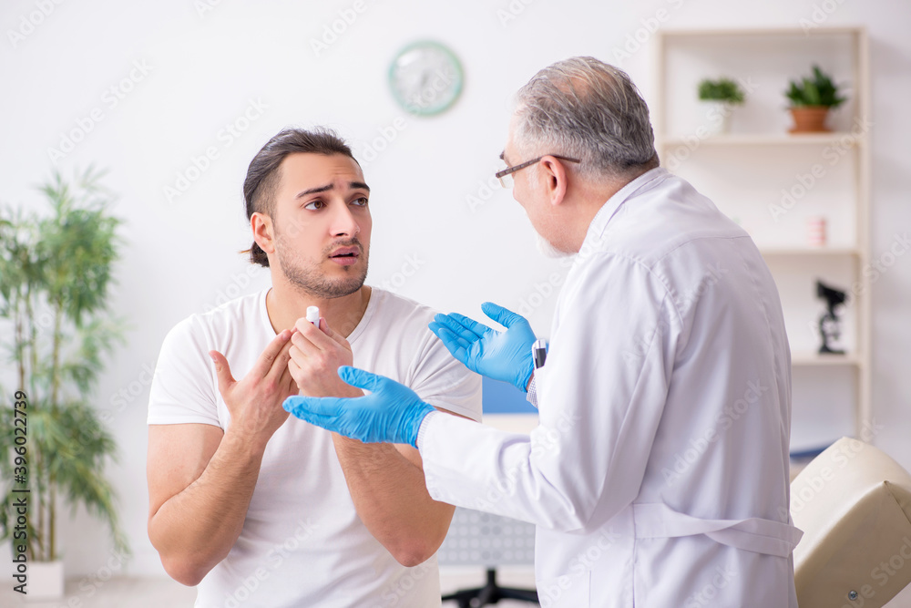 Obraz premium Young man visiting experienced doctor dermatologist