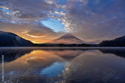 精進湖で見た幻想的な朝焼けの情景＠山梨