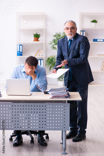 Fotografie Old boss and his young assistant in the office